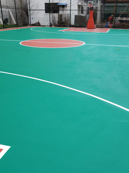 黄石 球场长期使用易出现地面开裂